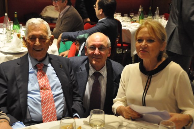 Jean-Pierre Hédouin entouré par Paco Camino et sa femme © MBLAC