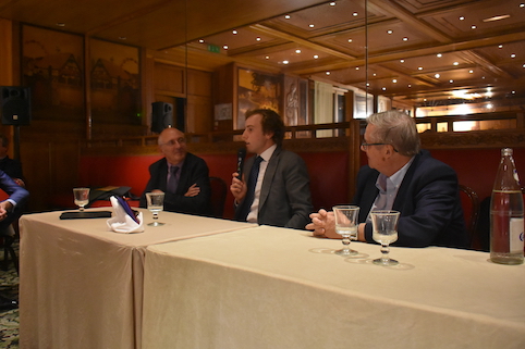 Roman sous l'œil attentif de jean-Pierre Hédouin et Patrick Guillaume.copie